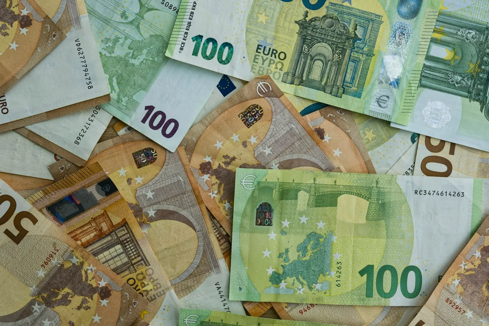 Billets en euros illustrant les frais de paiement en ligne dans un club sportif