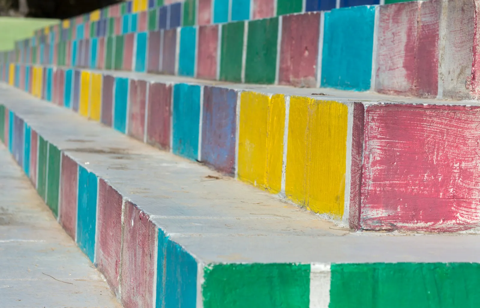 Marches d'escalier colorées illustrant les paliers de tarification des logiciels pour associations